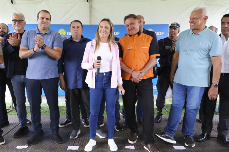 Celina Leão inaugura campo de futebol sintético da Vila Dnocs, em Sobradinho