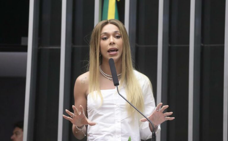 Erika Hilton debocha de direito previsto em lei ao ironizar pedido de Bolsonaro