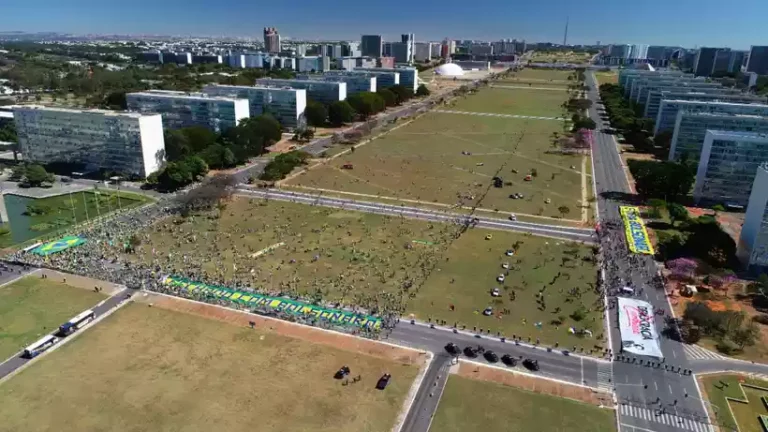 MANIFESTAÇÃO DE FAZ DE CONTA? Eleitorado perde a paciência com atos em horários vazios e pressão inofensiva