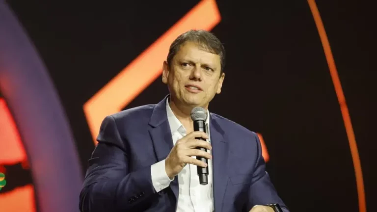 Tarcísio de Freitas dá primeiro sinal de apoio a Flávio Bolsonaro para presidente