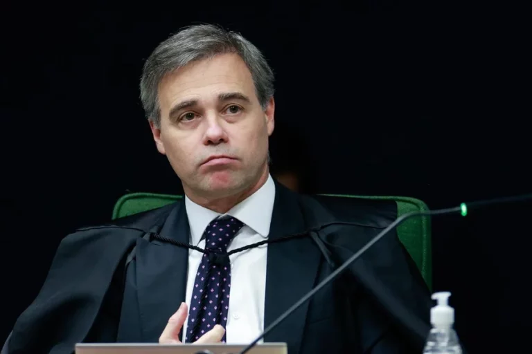 Mendonça dá mais autonomia para PF analisar material do Caso Master