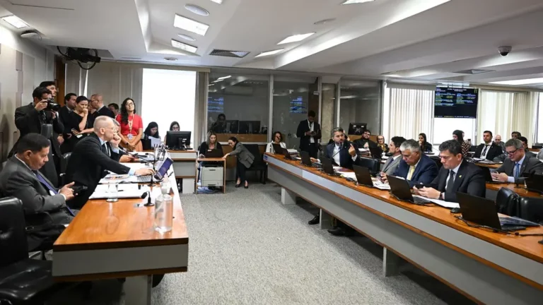 CPI do Crime Organizado aprova convocação de irmãos de Toffoli e Vorcaro e convite a Moraes e esposa