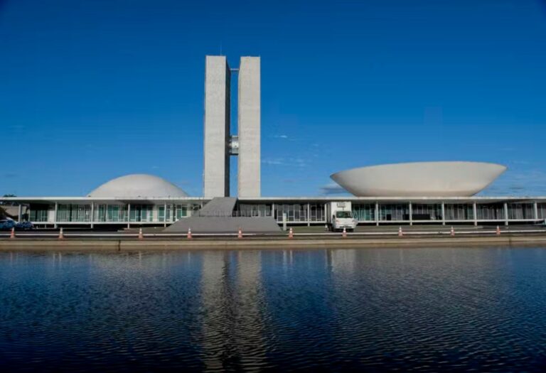 Congresso aprova aumento para servidores do Senado e da Câmara e abre brecha para pagamentos acima do teto