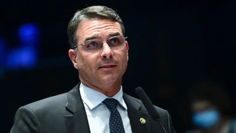Flávio Bolsonaro arma seu “time da economia” e acena ao mercado