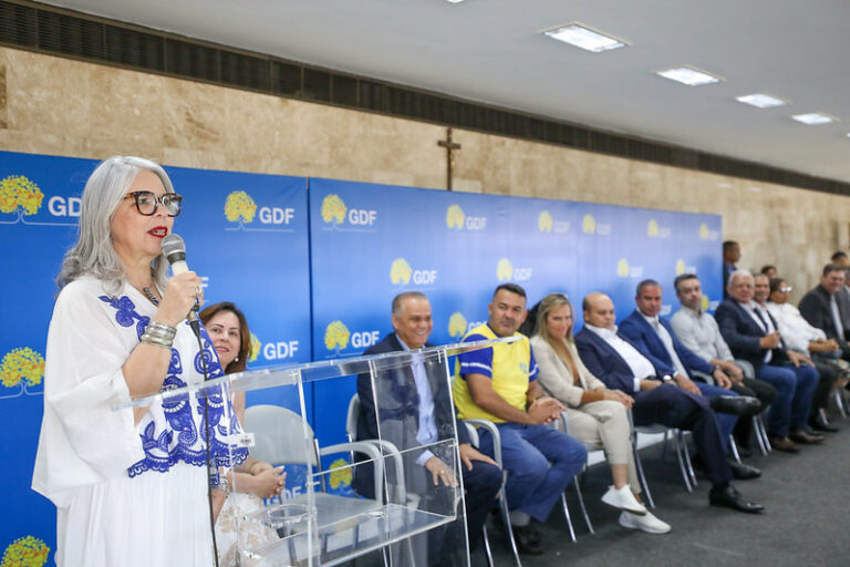 Implementado pela gestão Hélvia Paranaguá, Cartão Uniforme Escolar melhorou a vida das famílias e colocou dinheiro no comércio local