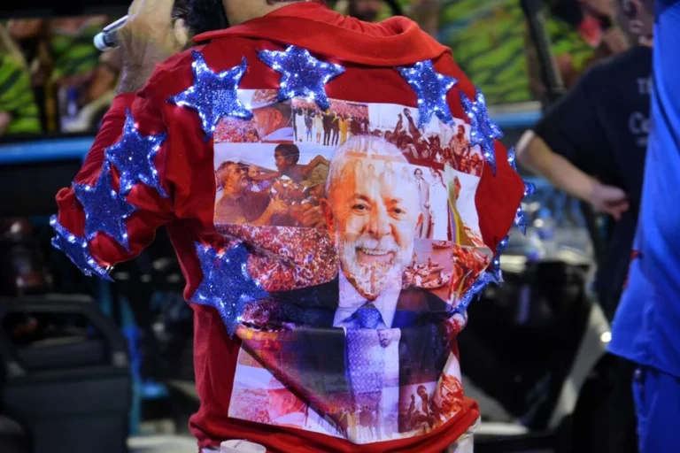 Escola de samba que homenageou Lula é rebaixada para a Série Ouro