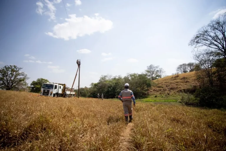 Equatorial Goiás amplia rede elétrica na zona rural de Cavalcante e leva desenvolvimento ao campo