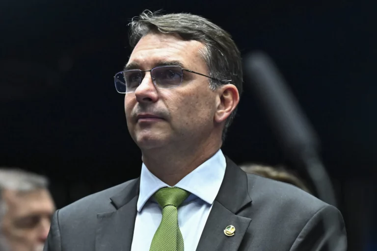 Esquerda não lulista sinaliza voto em Flávio Bolsonaro e acende alerta máximo no PT