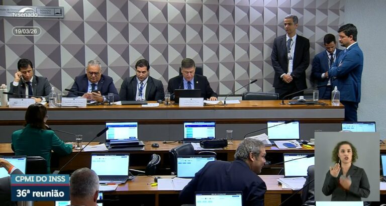 Base do Governo e Centrão derrubam relatório da CPMI
