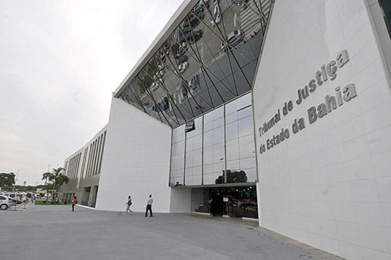 Justiça manda site Poder360 apagar nome de delegada de reportagem; ANJ critica