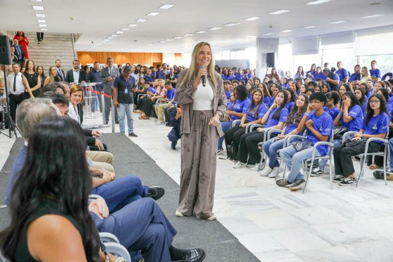 André Kubitschek celebra chegada de 700 jovens ao Programa Jovem Candango