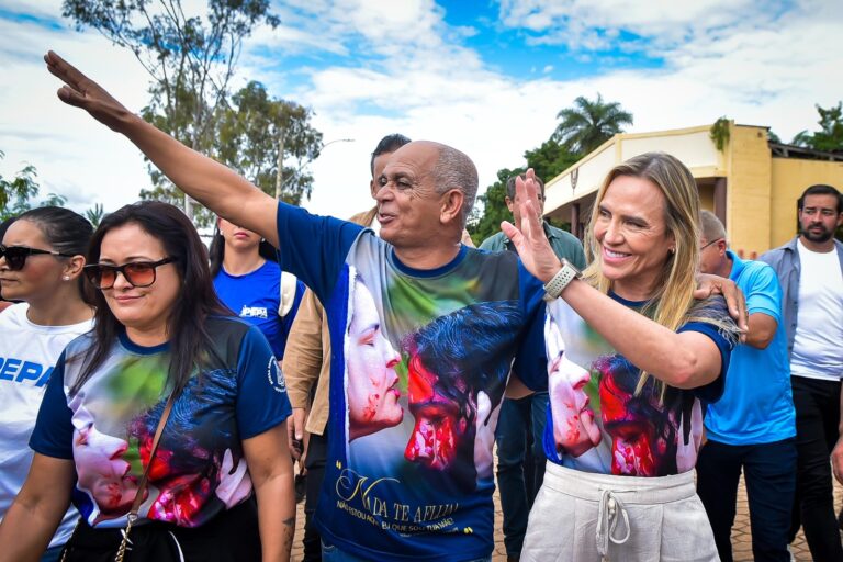 Com a presença de Celina Leão, Via-Sacra leva milhares ao Morro da Capelinha