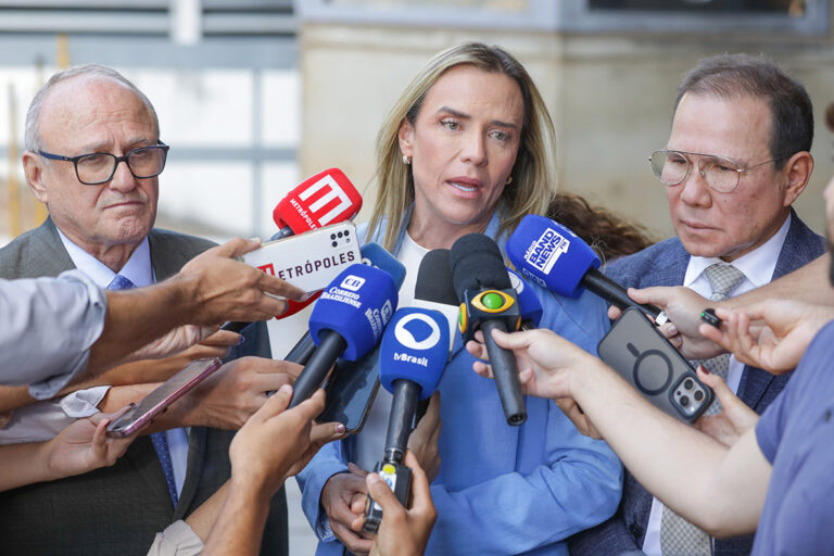 Celina quebra oposição e anuncia R$ 1 bilhão para superar liquidez do BRB