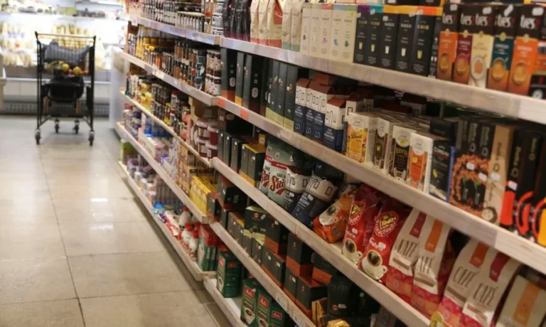 Justiça libera supermercados de Goiás para abrir após 11h aos domingos