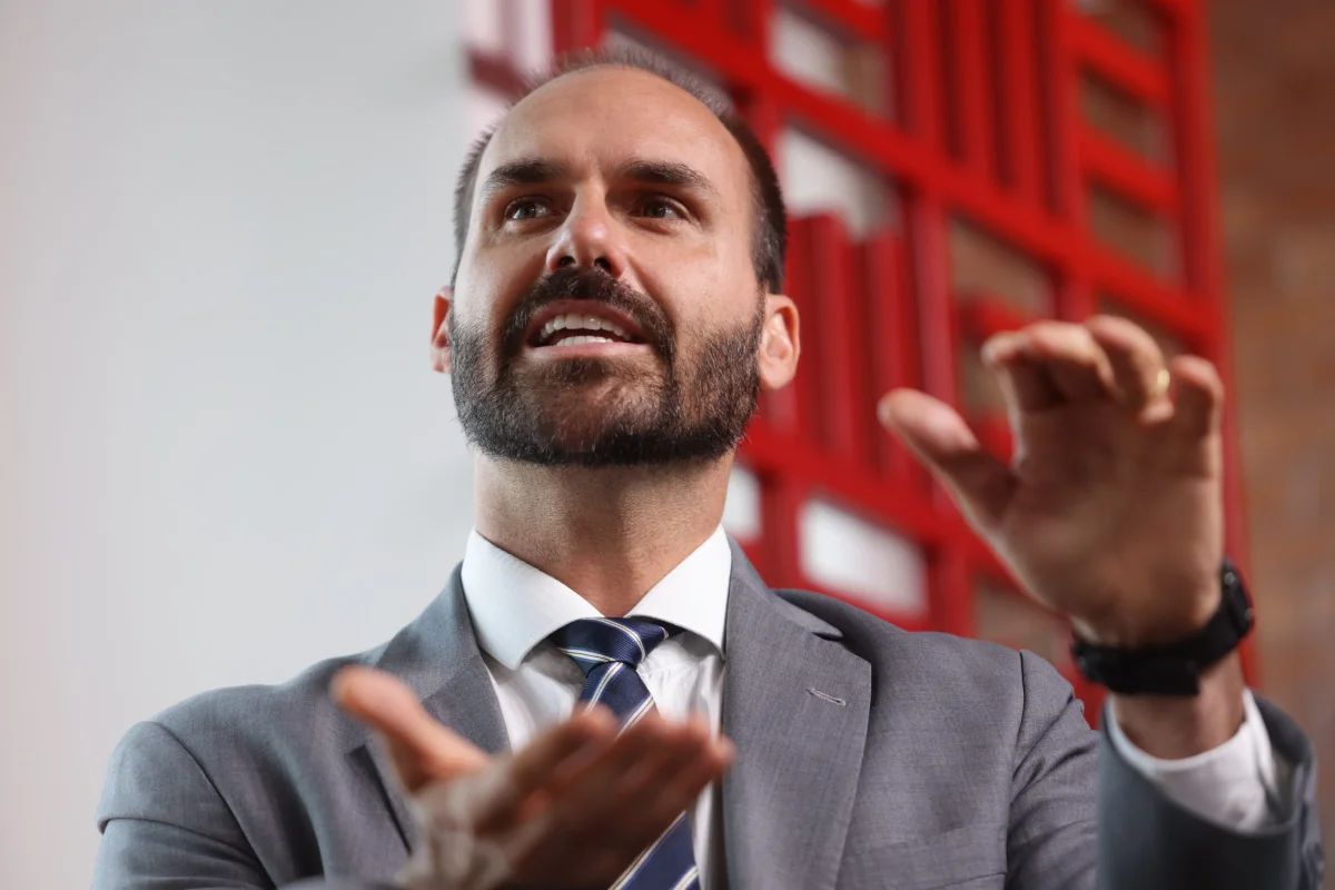 Green Card de Eduardo Bolsonaro: o que significa para Trump e as relações nos EUA?