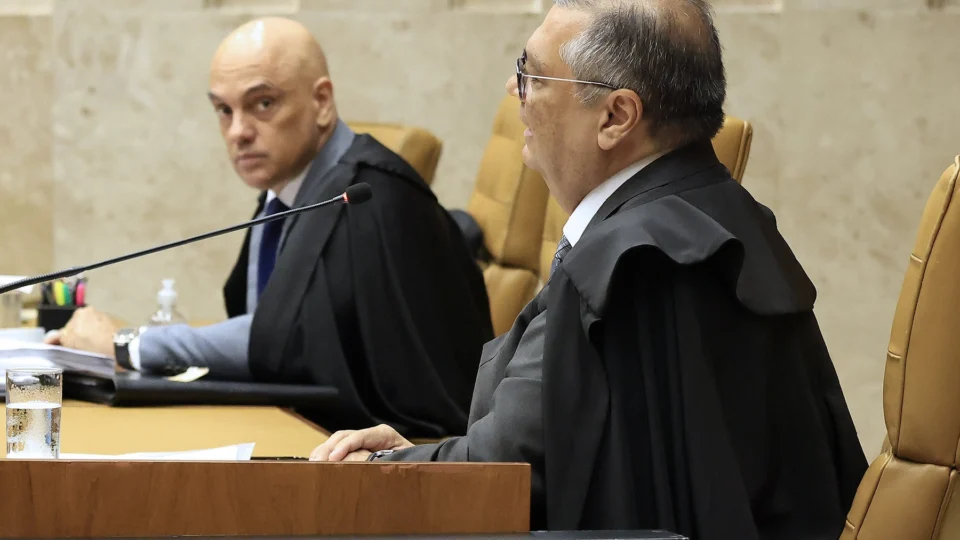 Ministros propõem debate sobre regulação da informação, gerando controvérsia