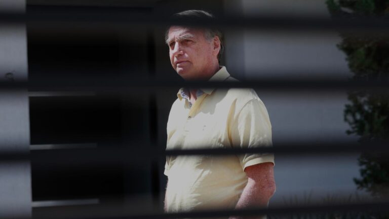 Bolsonaro pede a Nunes Marques suspensão da pena de 27 anos e questiona julgamento pela Primeira Turma