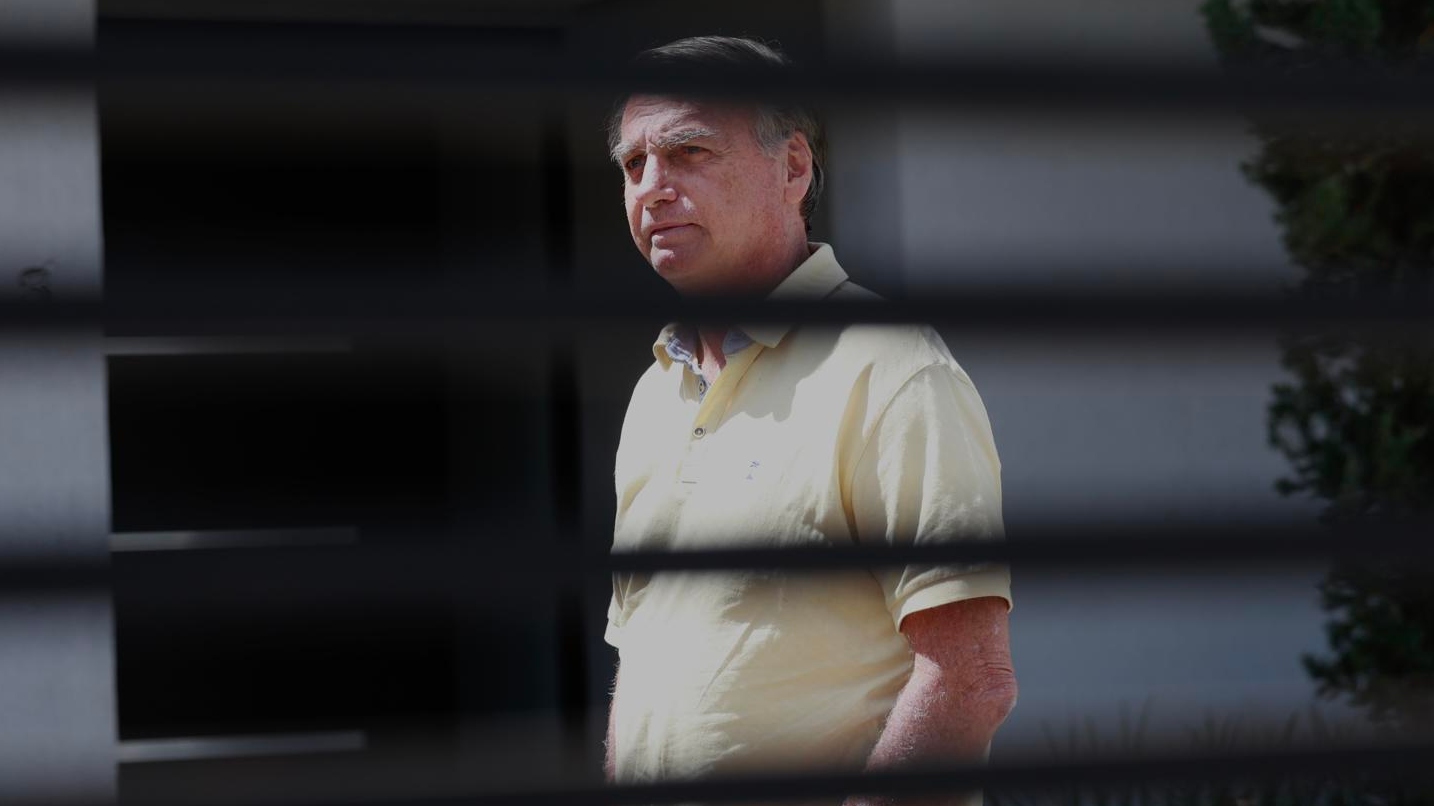 Bolsonaro pede a Nunes Marques suspensão da pena de 27 anos e questiona julgamento pela Primeira Turma