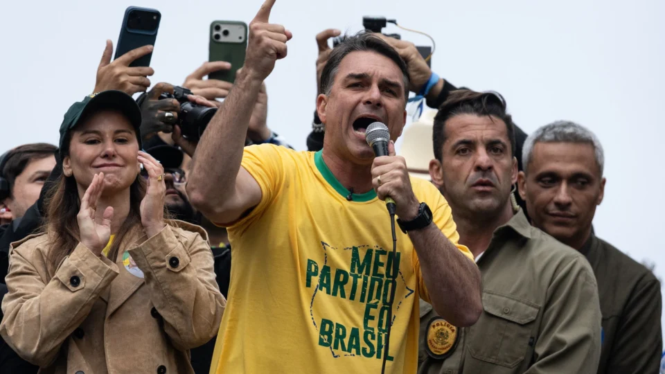 Dos Estados Unidos, Flávio Bolsonaro divulga nota ao povo brasileiro e contesta resultado das eleições