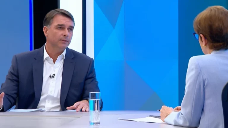 Flávio Bolsonaro enfrenta questionamentos na Globo, promete ajuste fiscal e defende mudanças no país