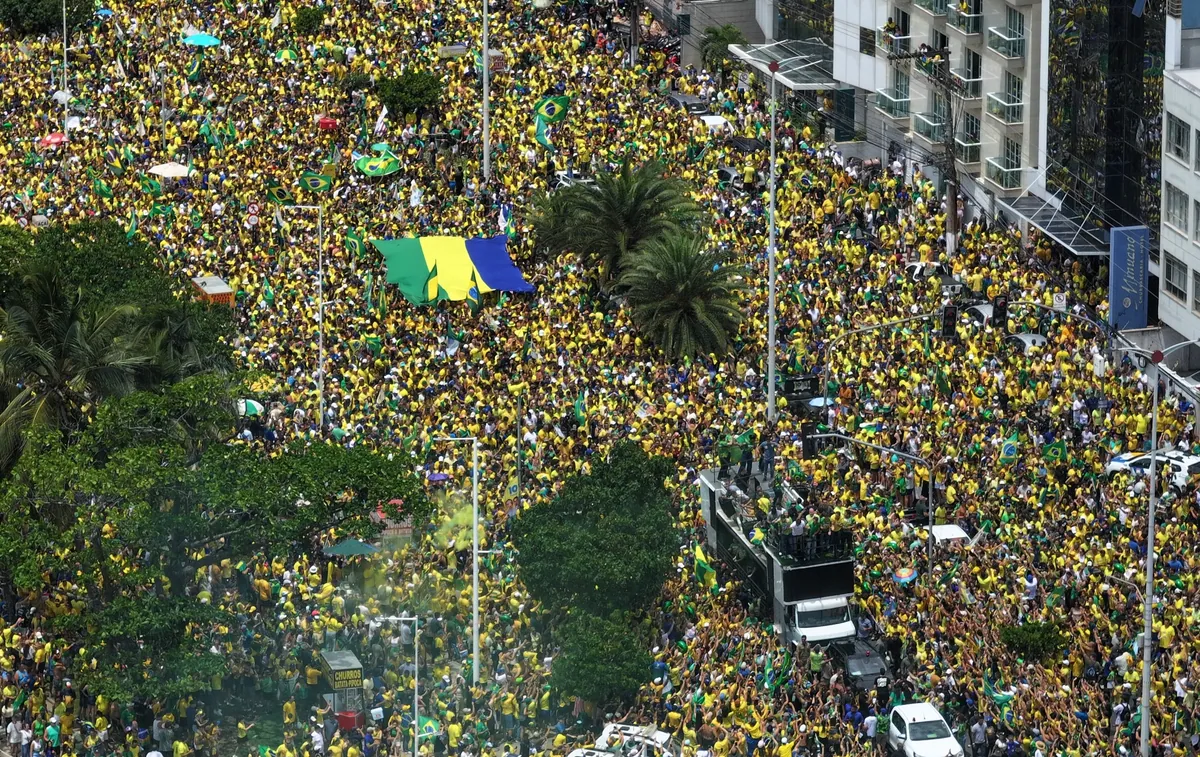 Flávio Bolsonaro reúne milhares de apoiadores em ato de campanha na orla de Vitória. PT pira