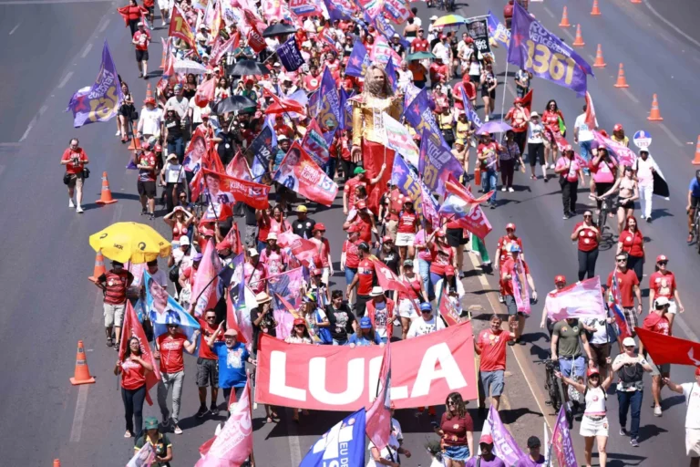 “Na base da imposição: ato pró-Lula no Eixo Norte revolta motoristas com adesivos sem autorização”