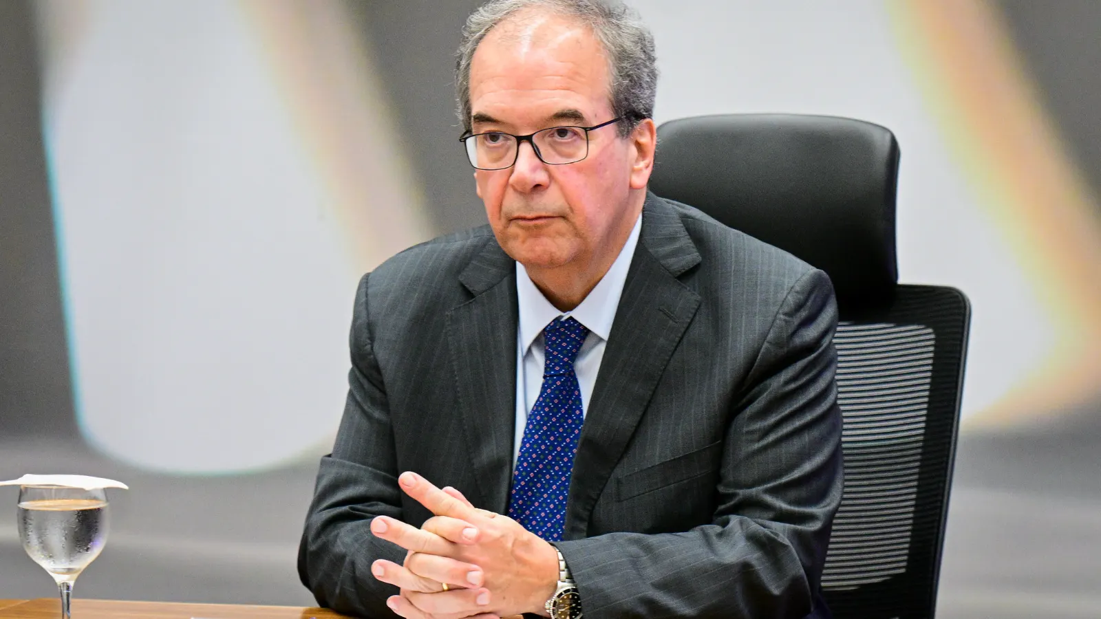 Entenda: Corregedor derruba decisão de Nunes Marques, libera canal de Janones e provoca crise de autoridade na Justiça Eleitoral?